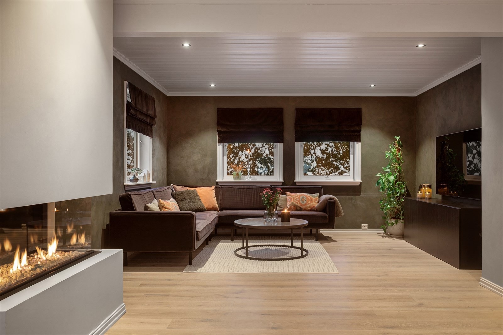 Delikat stue med moderne fargevalg og downlights i tak Galleribilde