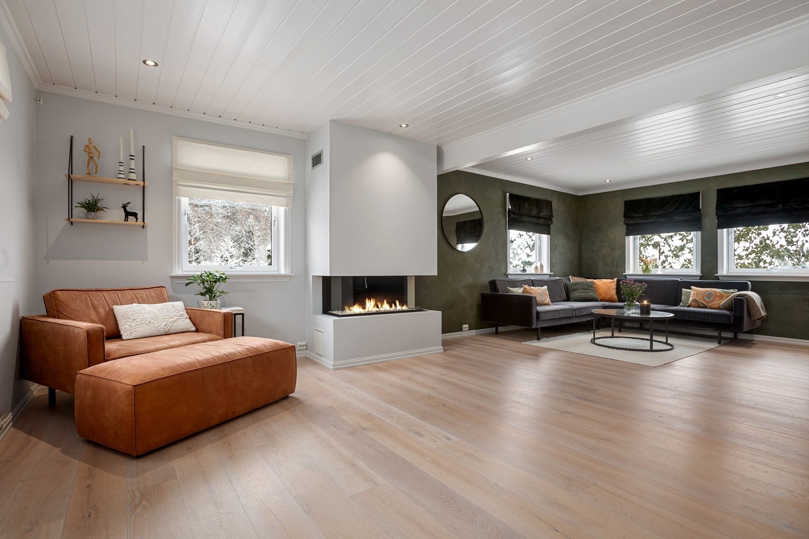 Videre adkomst til stor og luftig stue Galleribilde