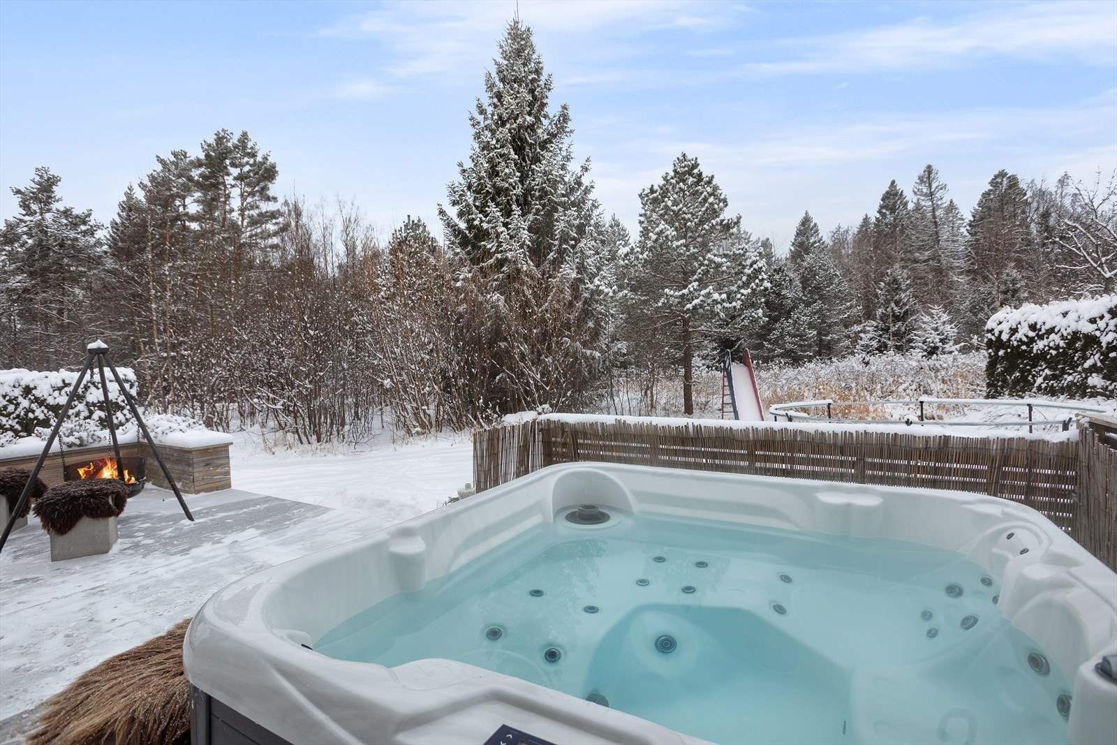 Og skjermet plass med jacuzzi Galleribilde