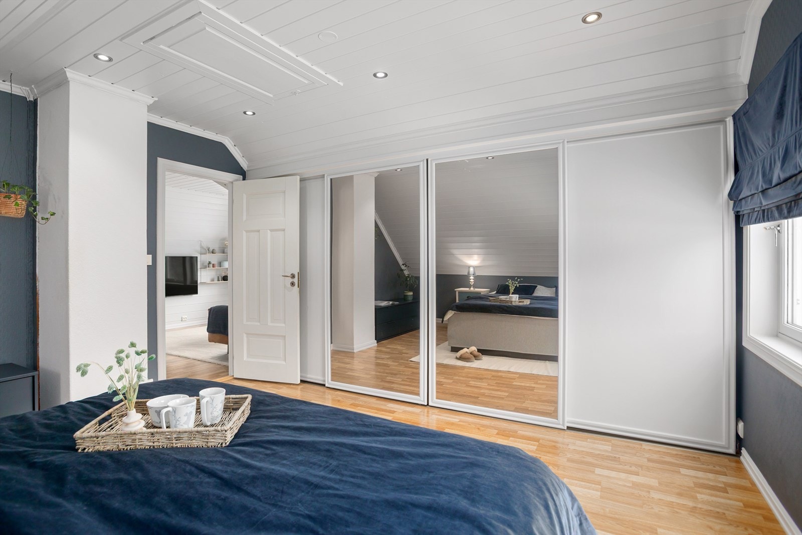 Romslig skyvedørsgarderobe Galleribilde