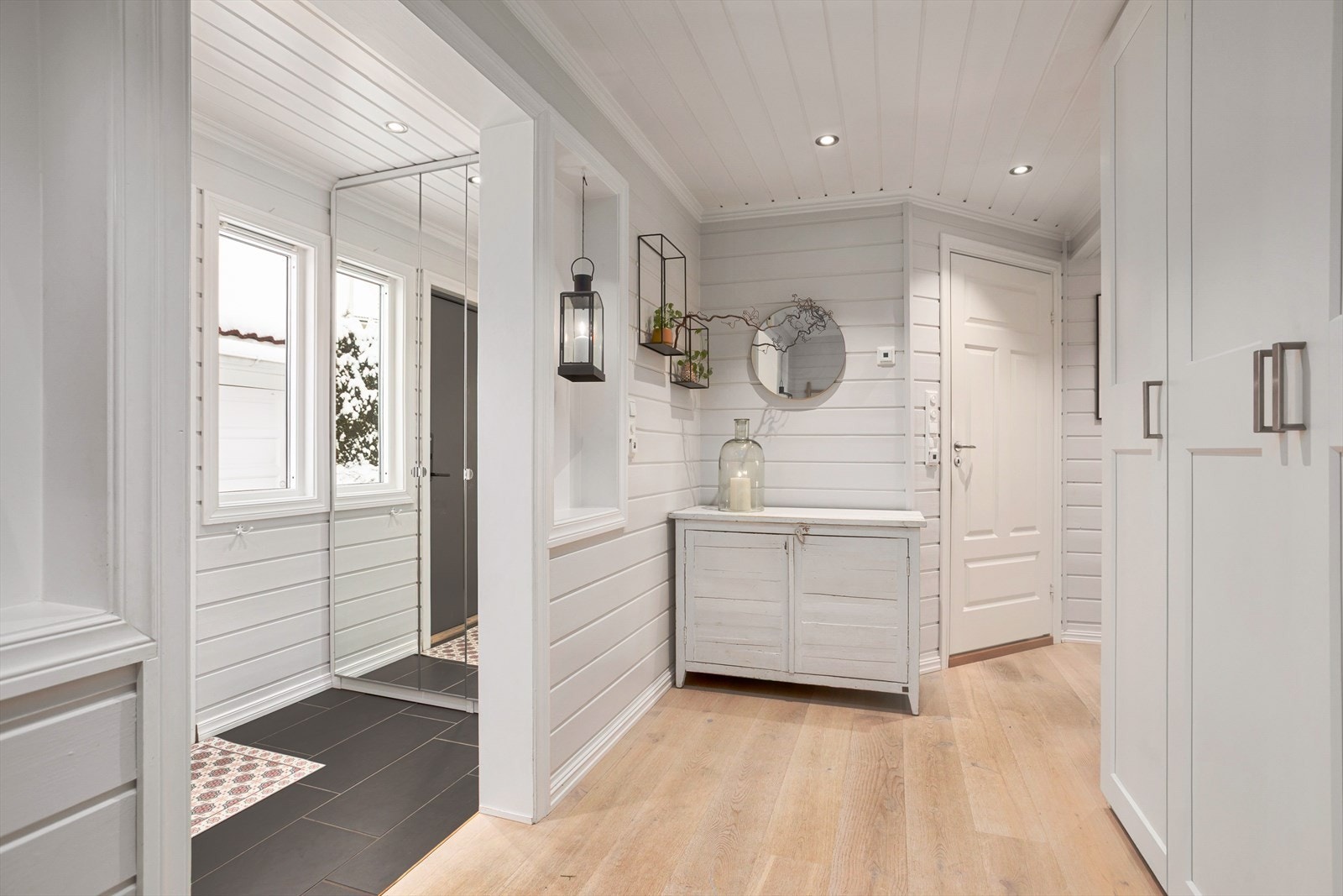 Videre adkomst til gang med ytterligere oppbevaringsmuligheter Galleribilde