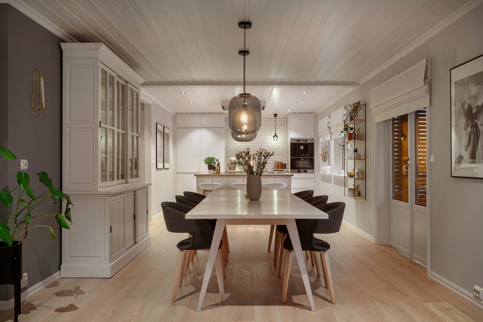 Flott spiseplass i tilknytning til kjøkkenet Galleribilde