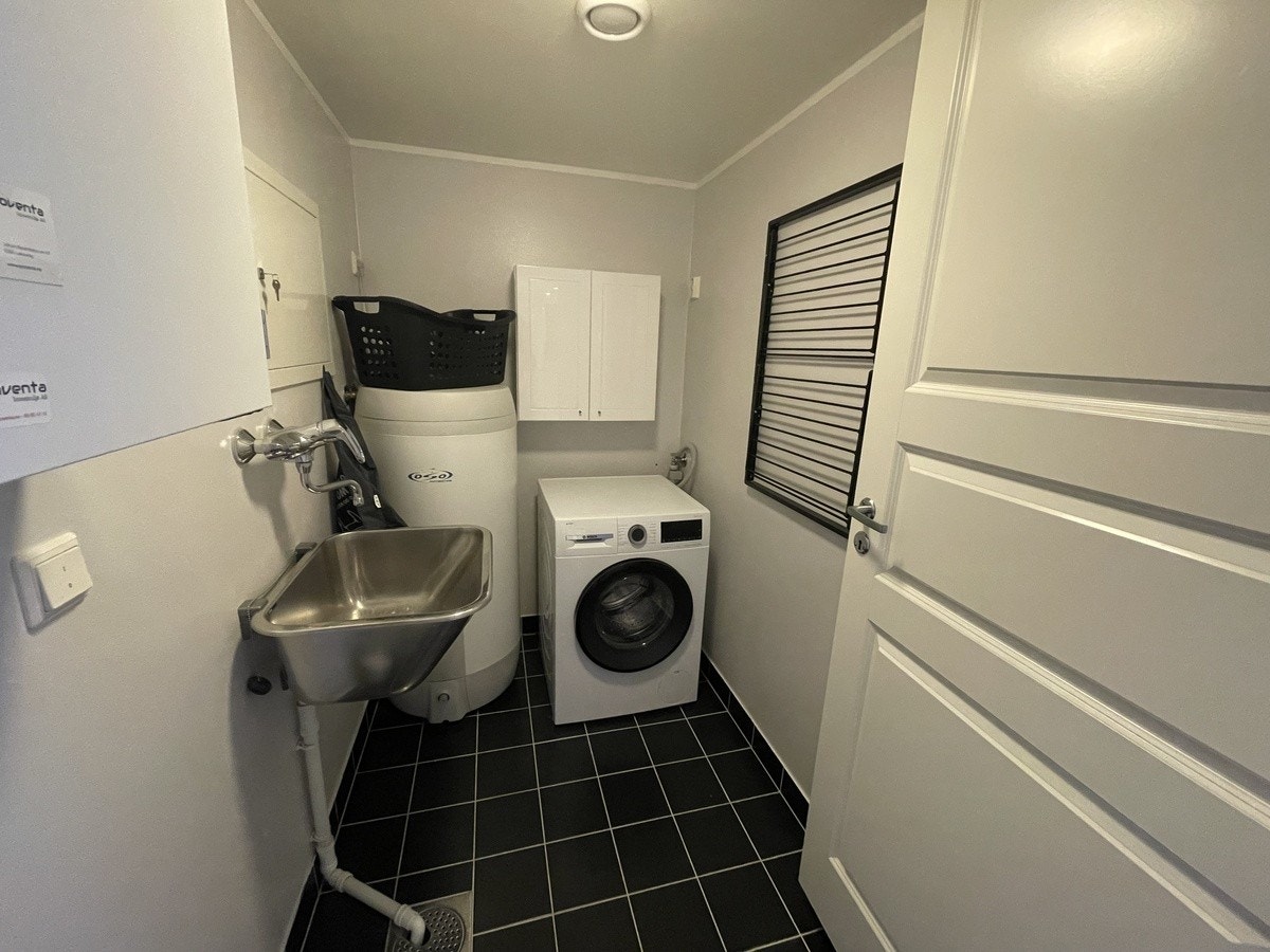 Praktisk vaskerom med utslagsvask Galleribilde