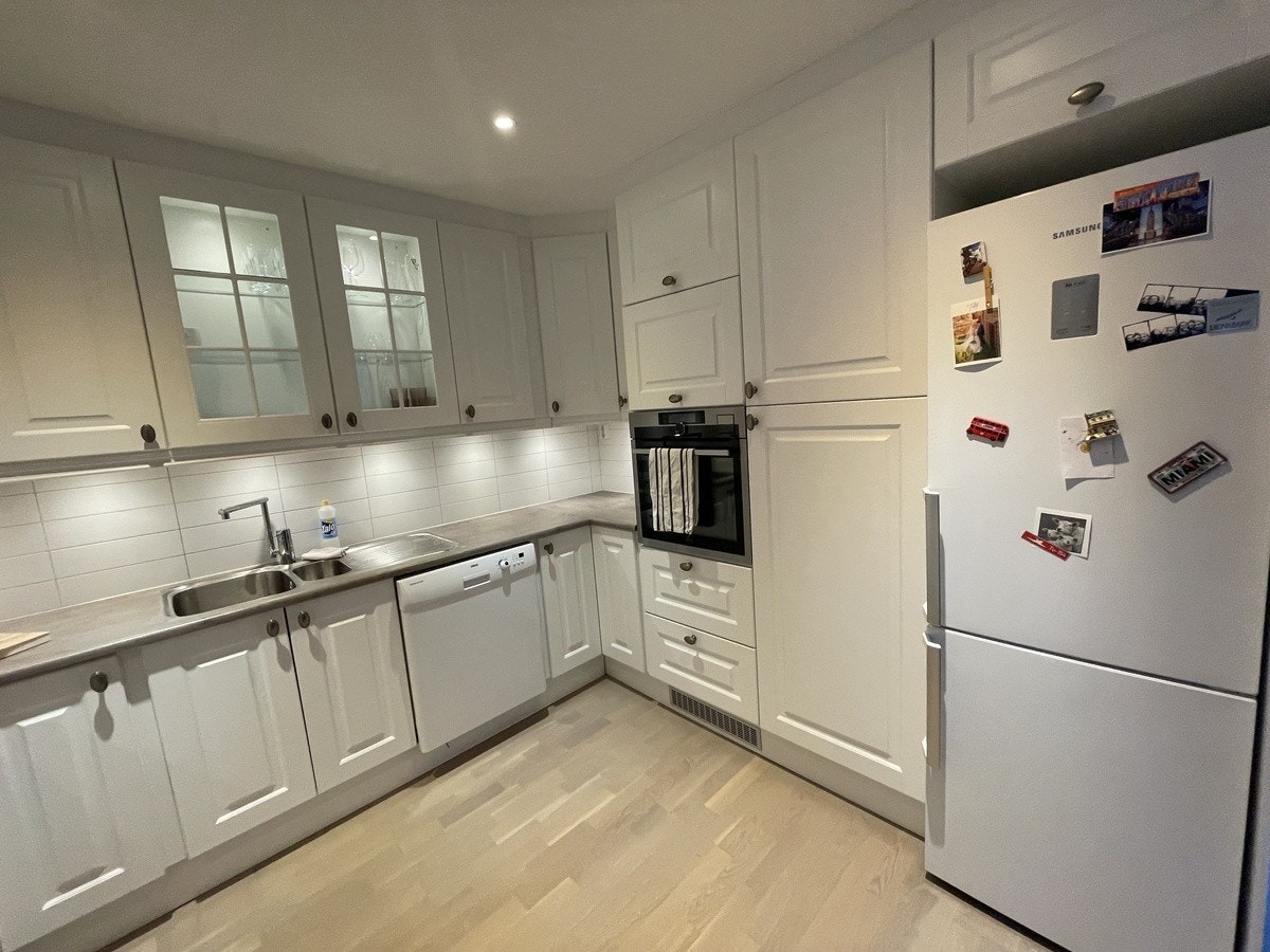 Skjult mikrobølgeovn over stekeovn Galleribilde