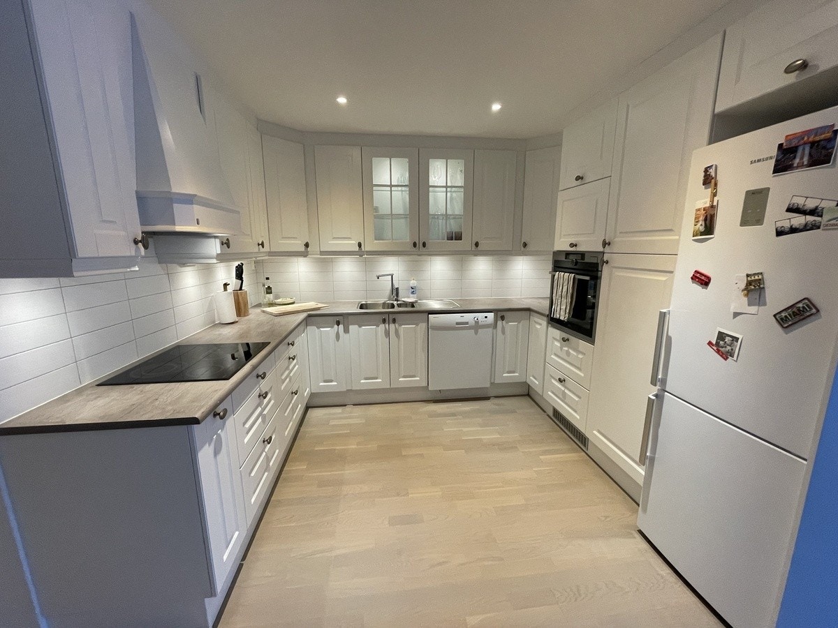 Romslig kjøkken med mye lagringsplass Galleribilde