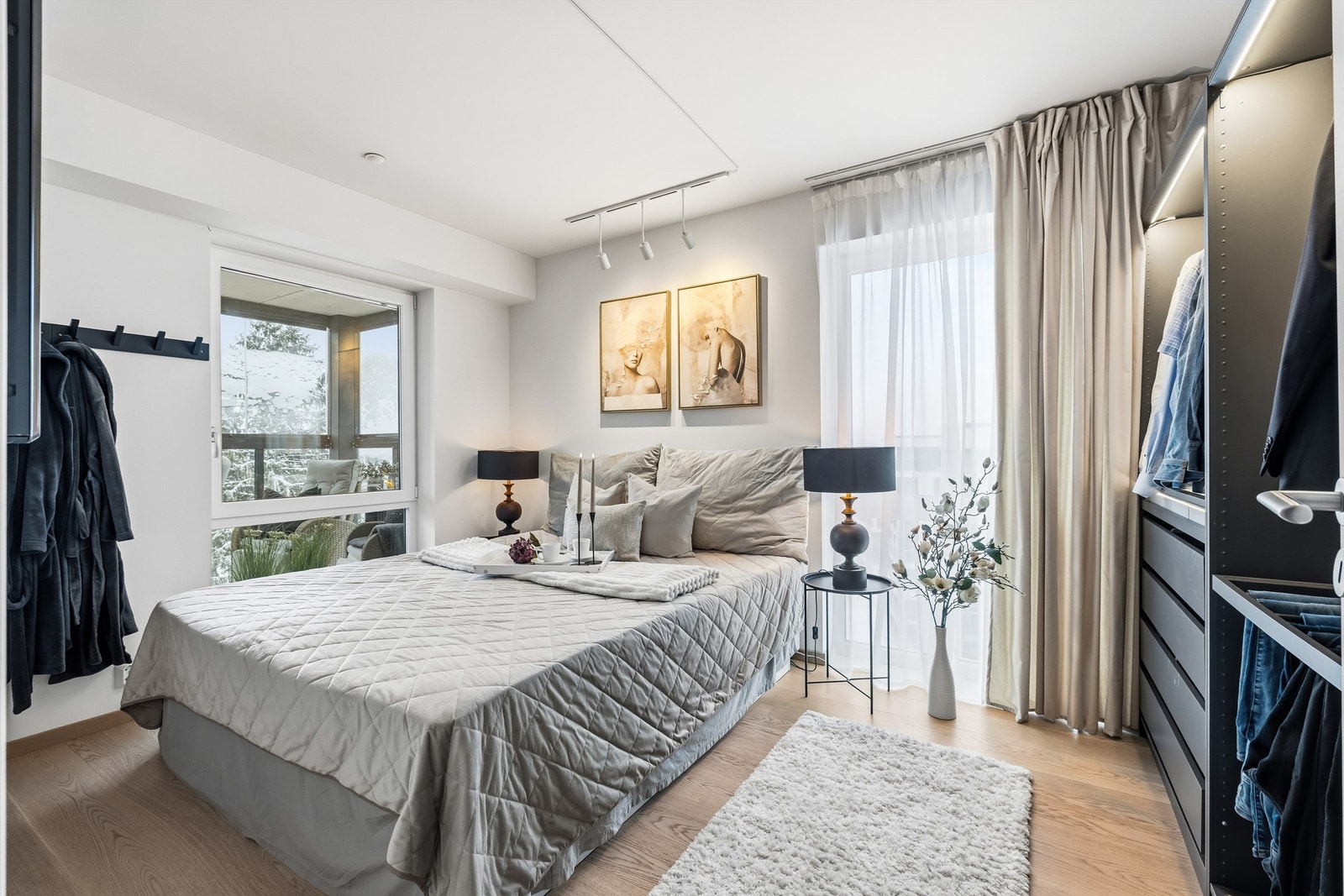 Leiligheten byr på tre soverom, hvorav ett i dag benyttes som garderoberom. Galleribilde