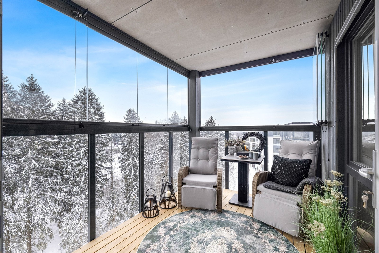 En svært attraktiv 4-roms topp- og endeleilighet fra 2024 med innglasset balkong, 2 garasjeplasser og flott beliggenhet i 6. etasje! Galleribilde