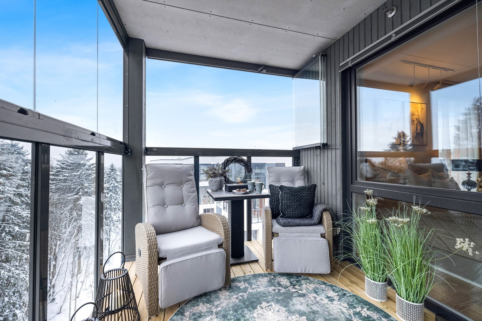 Solrik, innglasset balkong med flott utsyn. Galleribilde