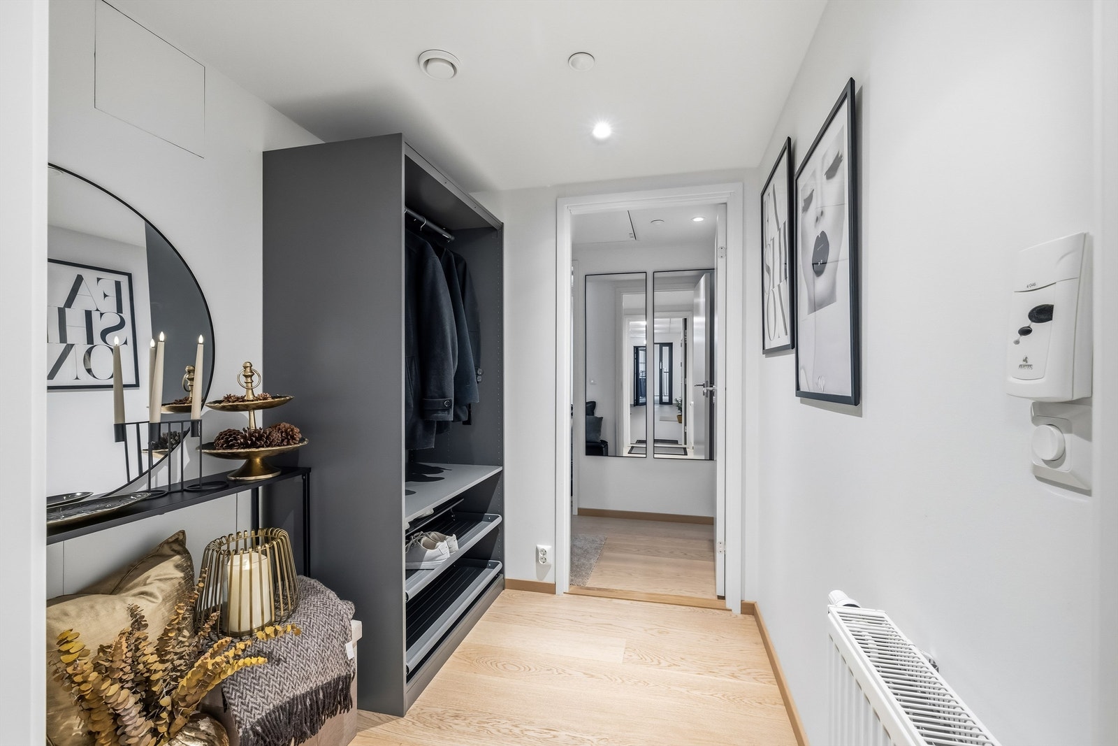 Lys og innbydende entré med et praktisk garderobeskap hvor du har plass til sko og yttertøy. Galleribilde