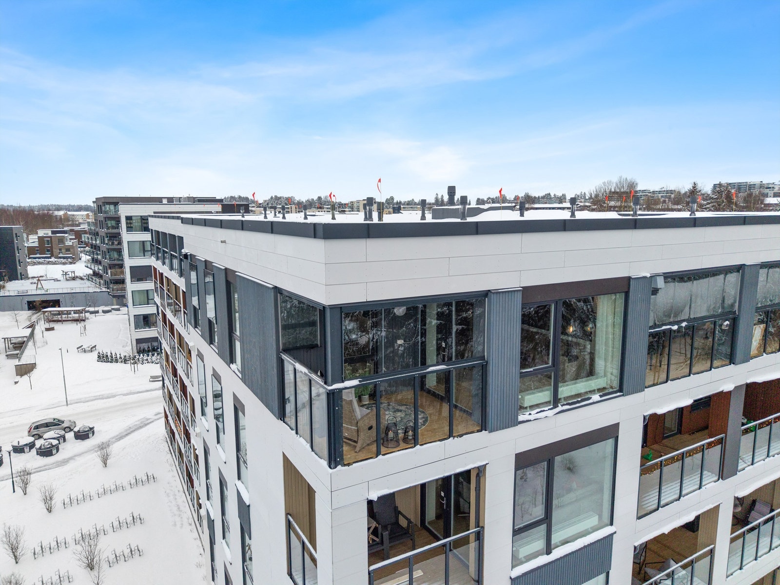 Leiligheten har en svært god intern beliggenhet med topp- og hjørneplassering, og ligger i blokken lengst unna E6, noe som gir rolige og skjermede omgivelser. Galleribilde