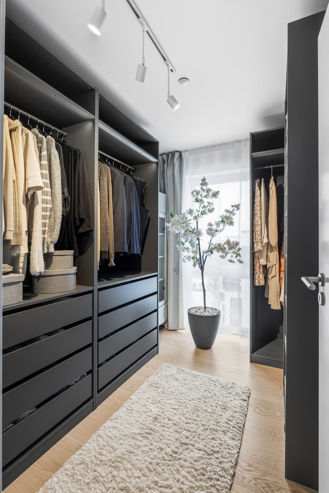 Det tredje rommet benyttes i dag som garderobe og er rikelig utstyrt med garderobeskap. Rommet kan enkelt tilpasses etter behov. Galleribilde