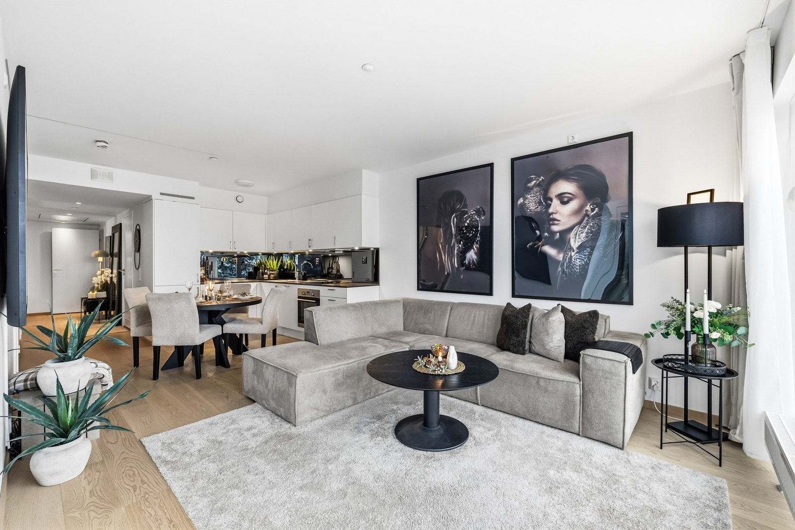 Store vindusflater gir rikelig med naturlig lys til både stue og kjøkken. Galleribilde