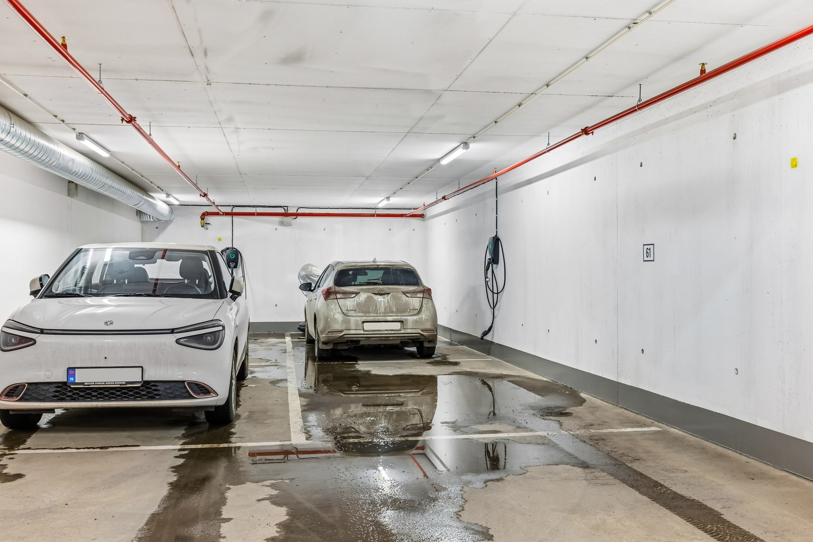 Det medfølger to parkeringsplasser i felles garasjeanlegg. Plassene ligger innenfor hverandre, og det er montert én elbillader som kan benyttes fra begge plassene. Galleribilde