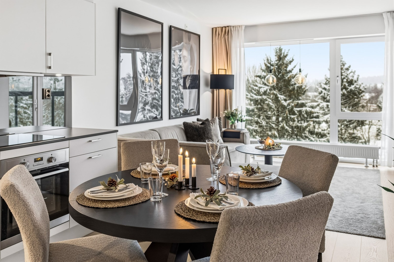 Hyggelig spisebord tilknyttet kjøkkenet. Galleribilde