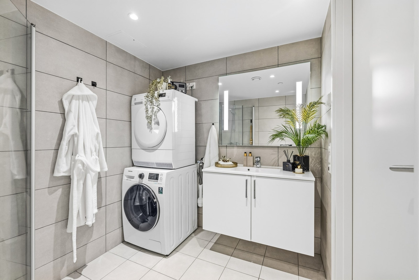 Lyst og delikat baderom med fliser på vegger og gulv. Galleribilde