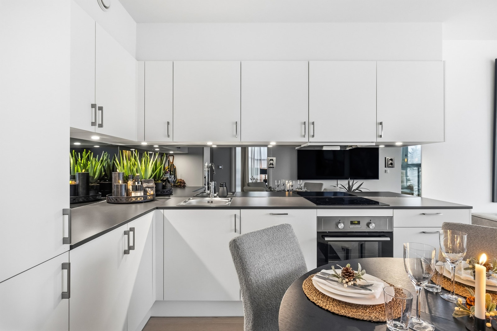 Kjøkkenet byr ellers på rikelig med både skap- og benkeplass, og det er rom for en hyggelig spiseplass. Galleribilde