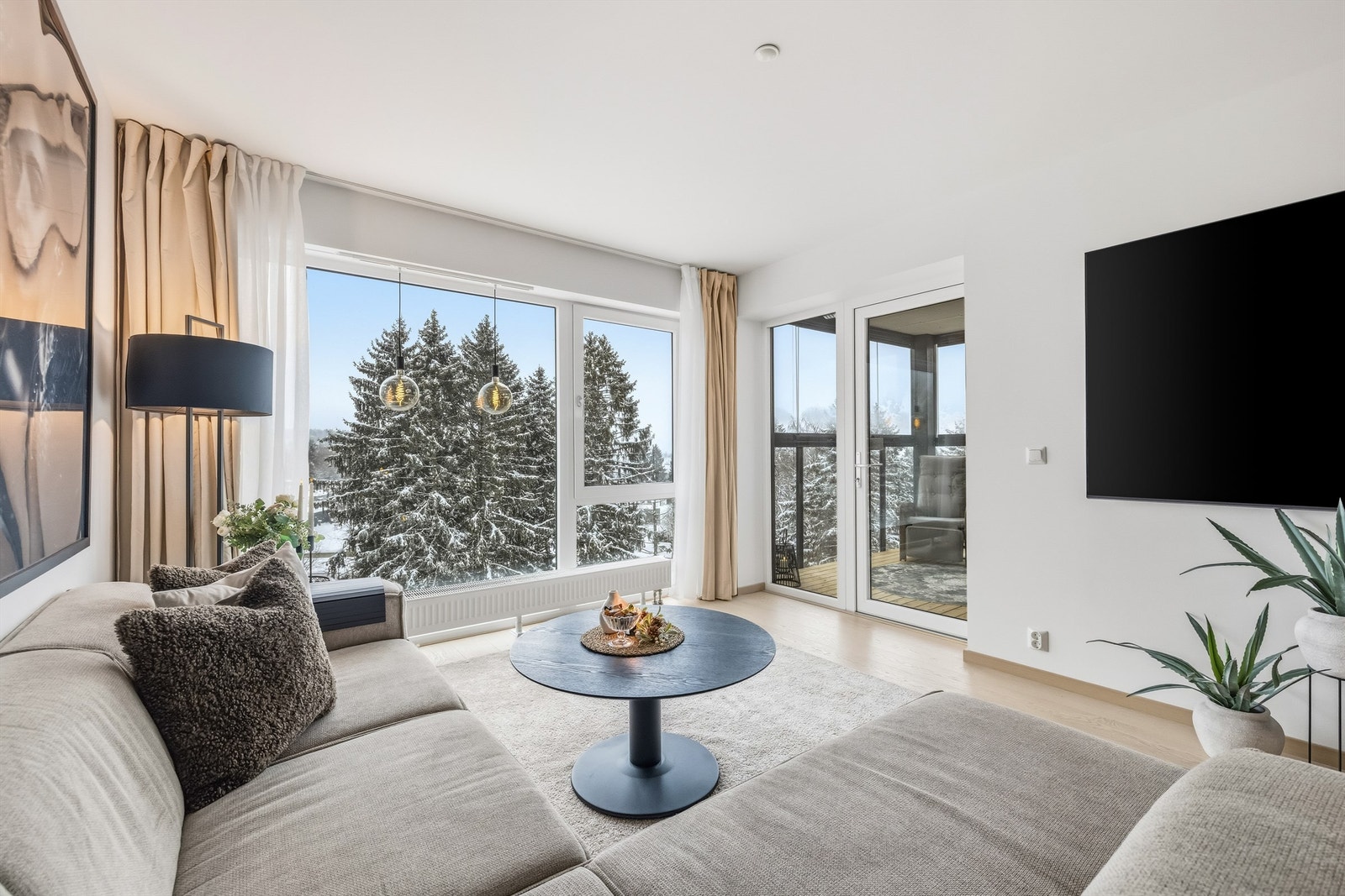 Stuedelen har god plass til sofagruppe og TV-møblement. Galleribilde