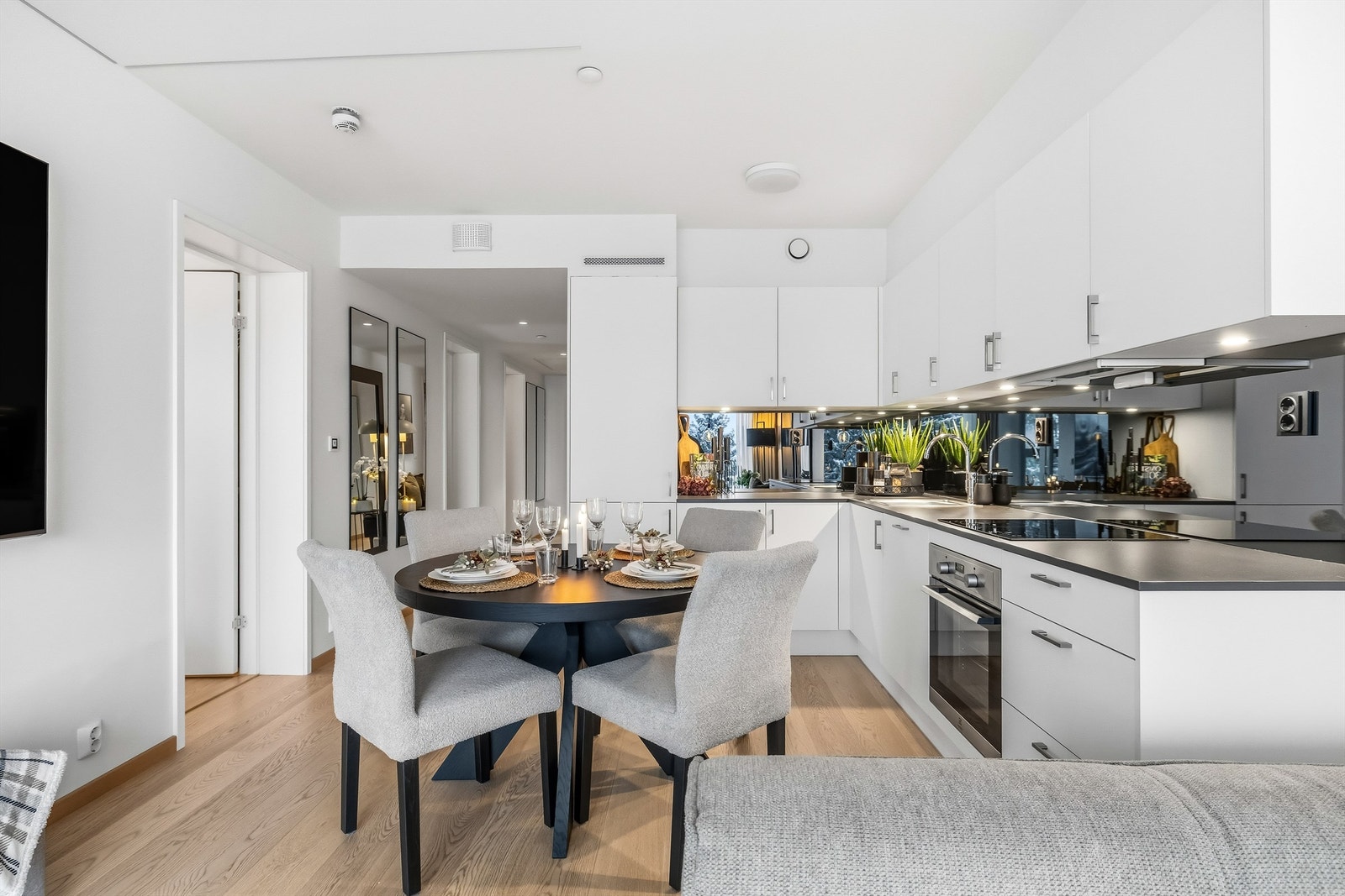 Av hvitevarer medfølger oppvaskmaskin, komfyr, induksjonstopp og kjøl-/fryseskap. Galleribilde