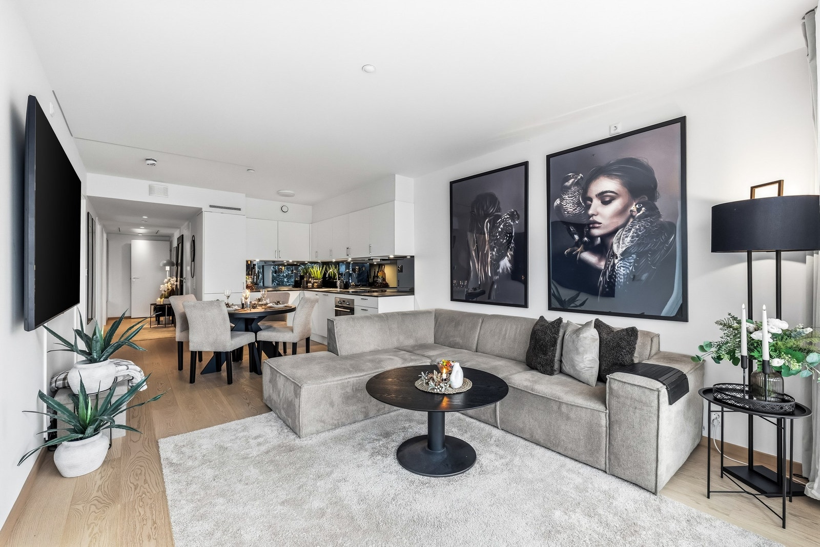 Leiligheten er varmet opp via vannbåren varme til radiatorer, og det er balansert ventilasjon. Galleribilde