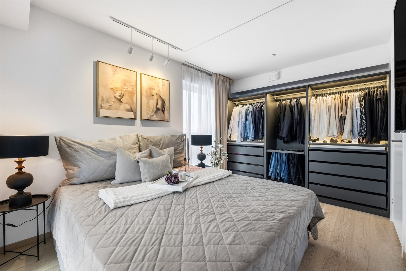 Hovedsoverommet er romslig og har god plass til dobbeltseng og nattbord. Her er det etablert praktiske garderobeskap med integrert belysning som medfølger. Galleribilde