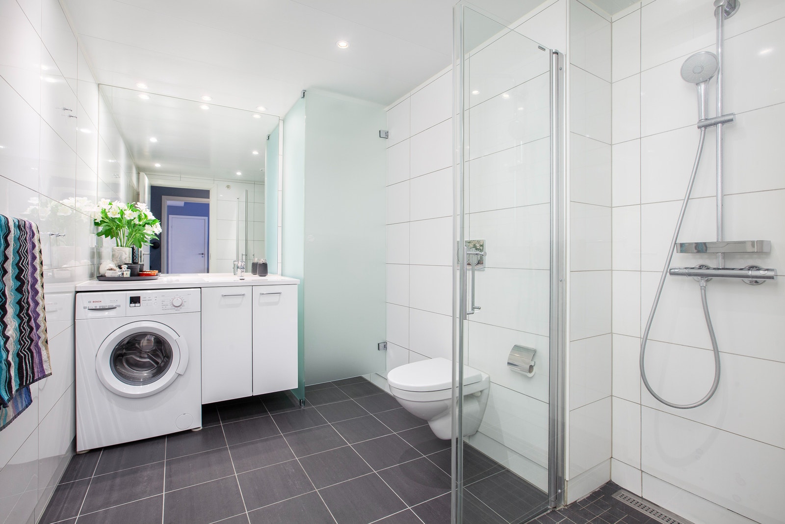 Flislagt bad med varmekabler. Vaskemaskin og tørkeskap medfølger Galleribilde