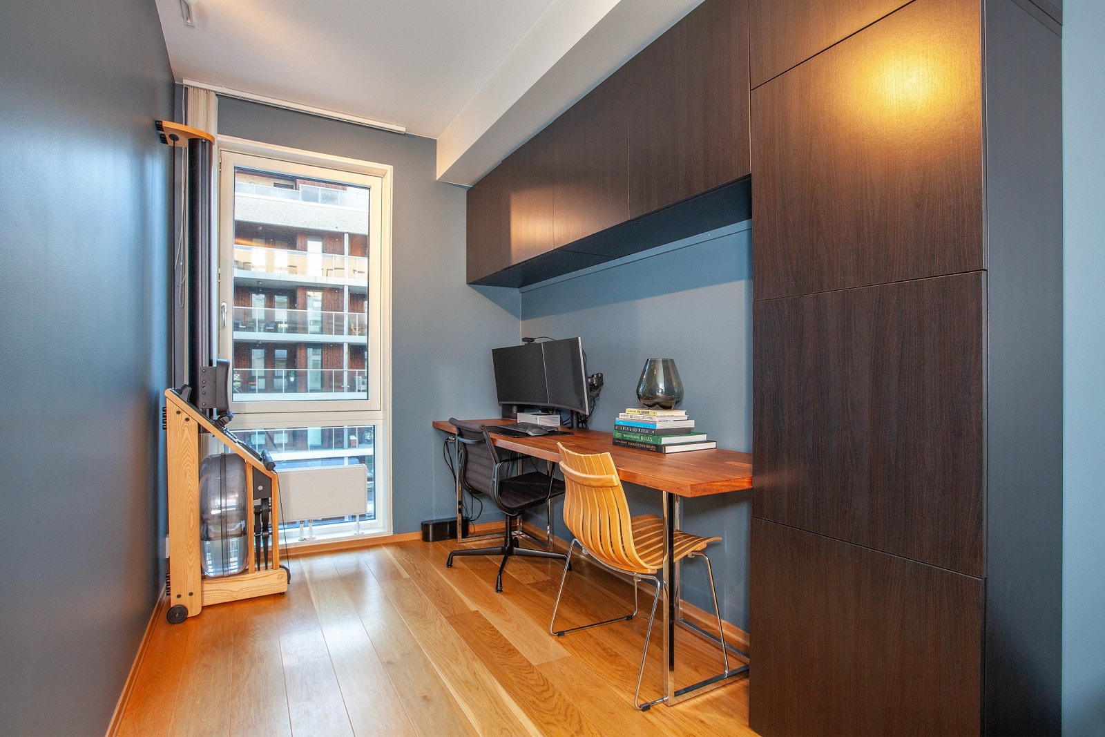 Soverom 2. Garderobeskap og skrivebord følger. Galleribilde