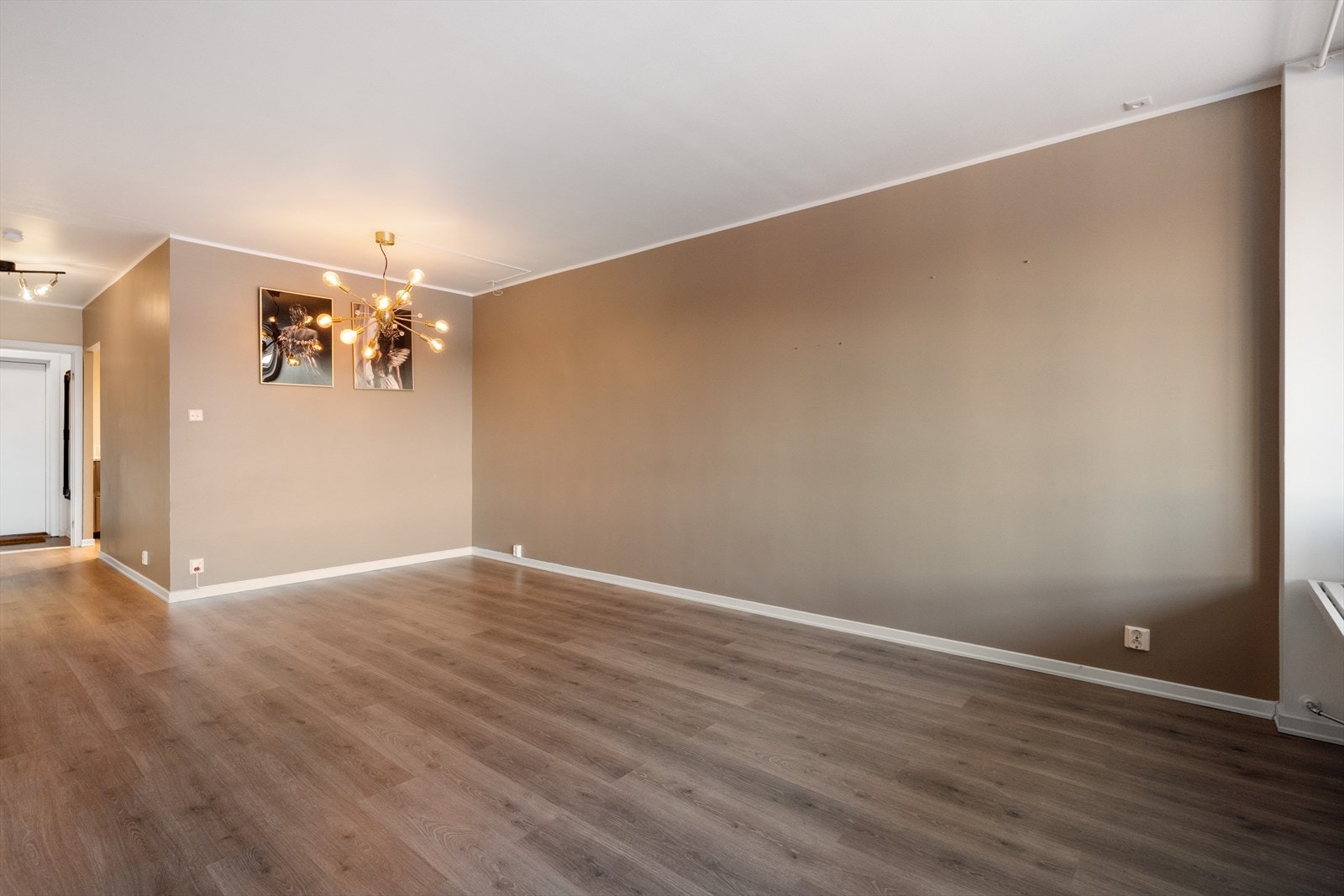 Her er det rikelig med plass til sofagruppe og spisebord. Galleribilde