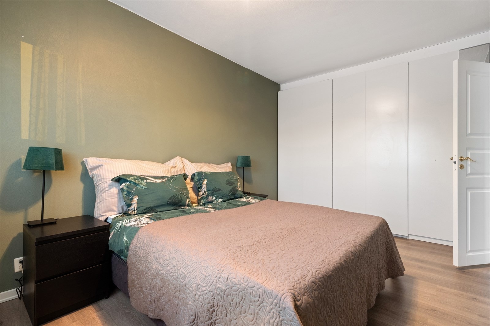 Stor integrert garderobe. Ellers god plass til stor dobbeltseng og øvrig soveromsinnredning. Galleribilde