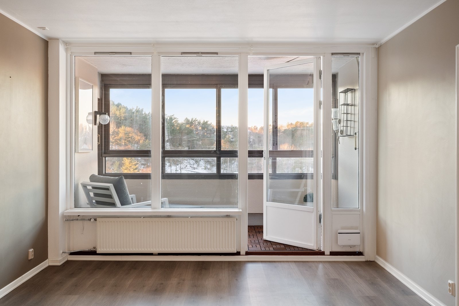 Fra stuen er det utgang til vestvendt innglasset balkong på 6 m². Galleribilde