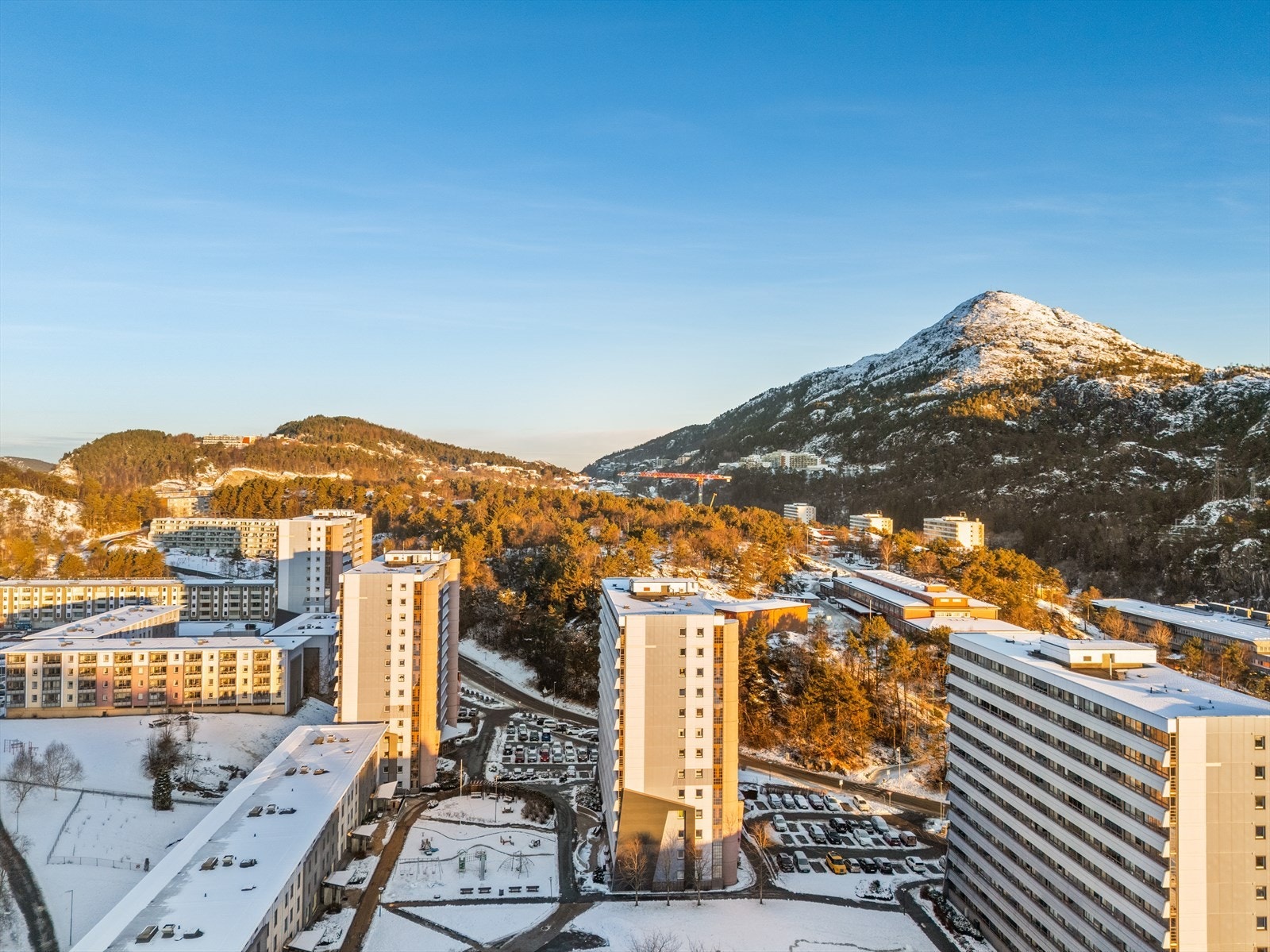 Fra leiligheten er det kort gangavstand til både Vestkanten Storsenter og nærbutikk (Extra). Busstopp (linje 3 og 3E) like utenfor. Galleribilde