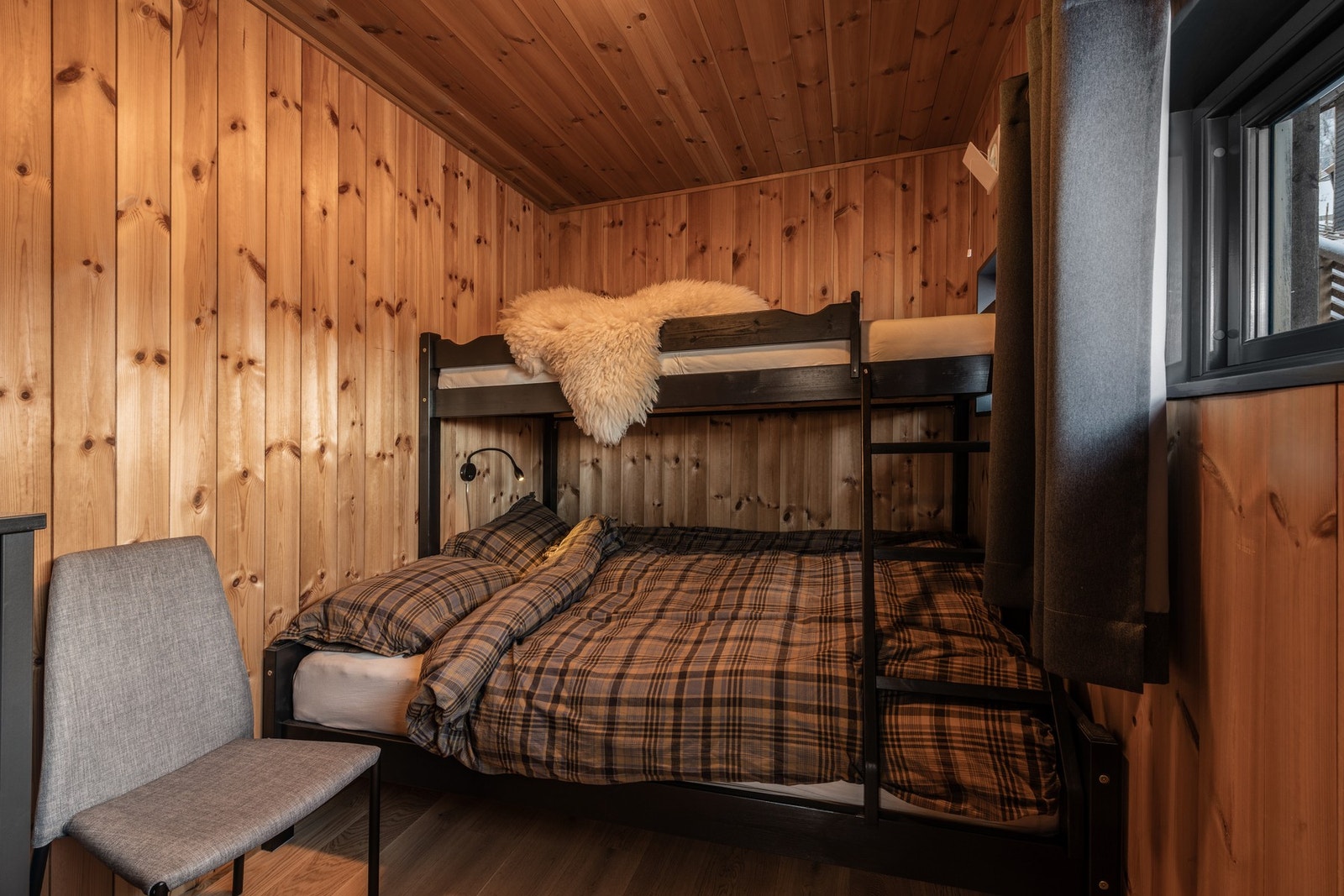 Hytten har tre romslige soverom Galleribilde