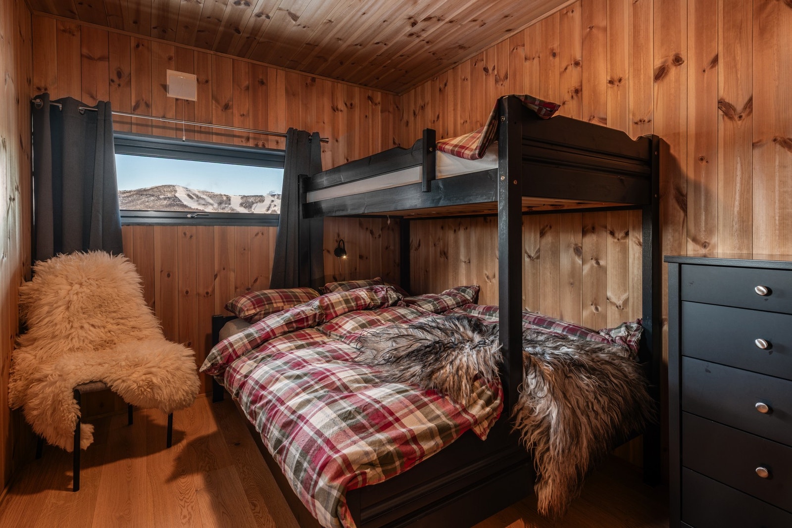 Hytten har tre romslige soverom Galleribilde