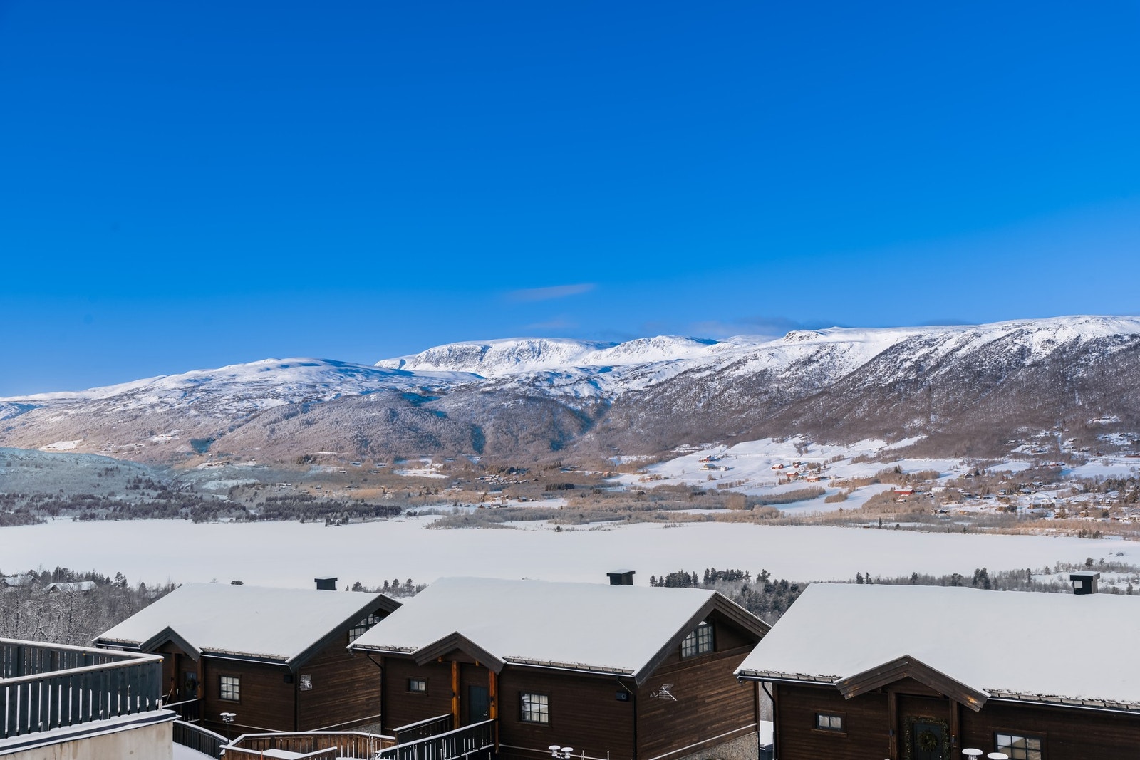 Majestetiske Hallingskarvet ruver over Ustedalsfjorden Galleribilde