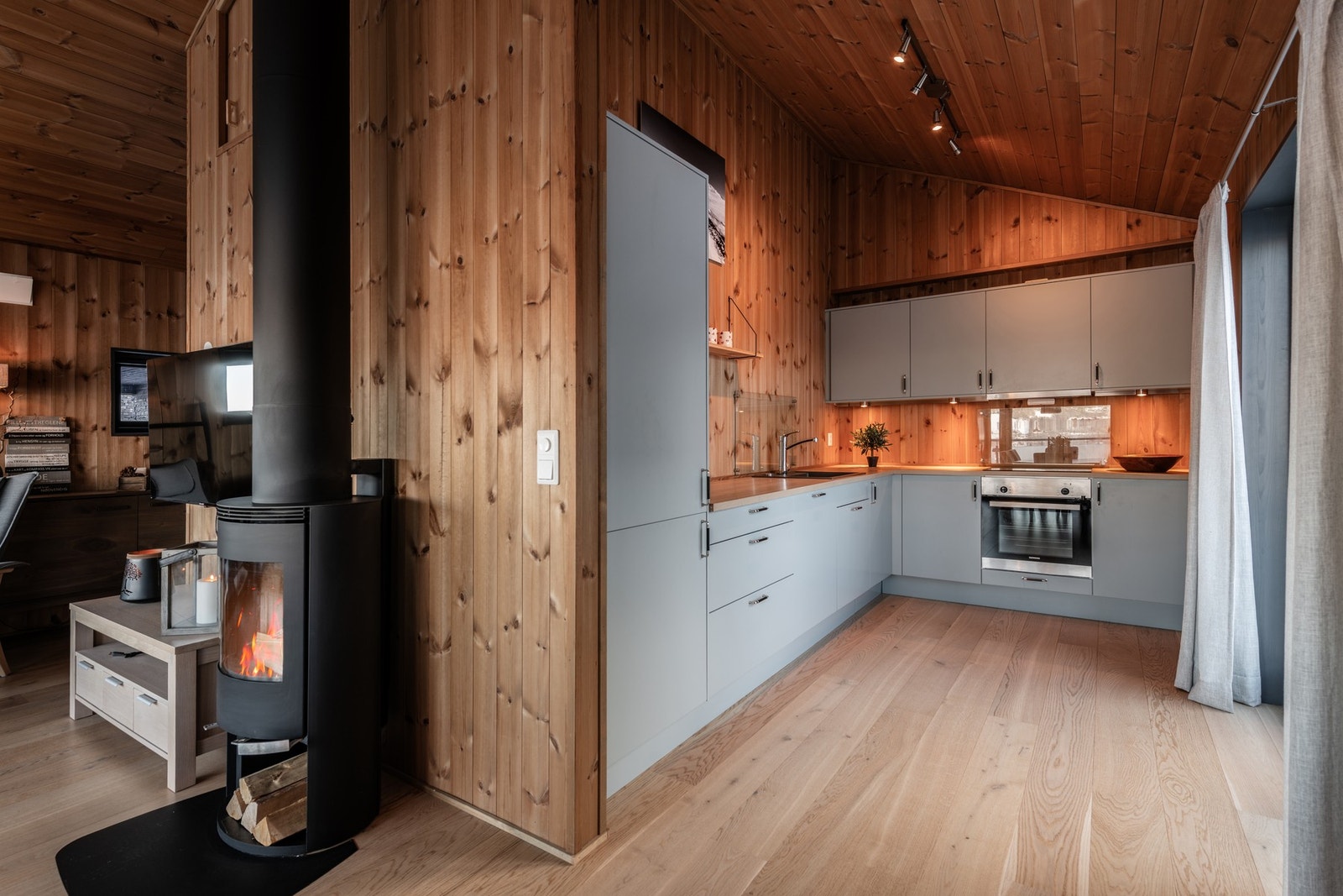 Kjøkkenet er stilrent og praktisk, med god skapplass Galleribilde