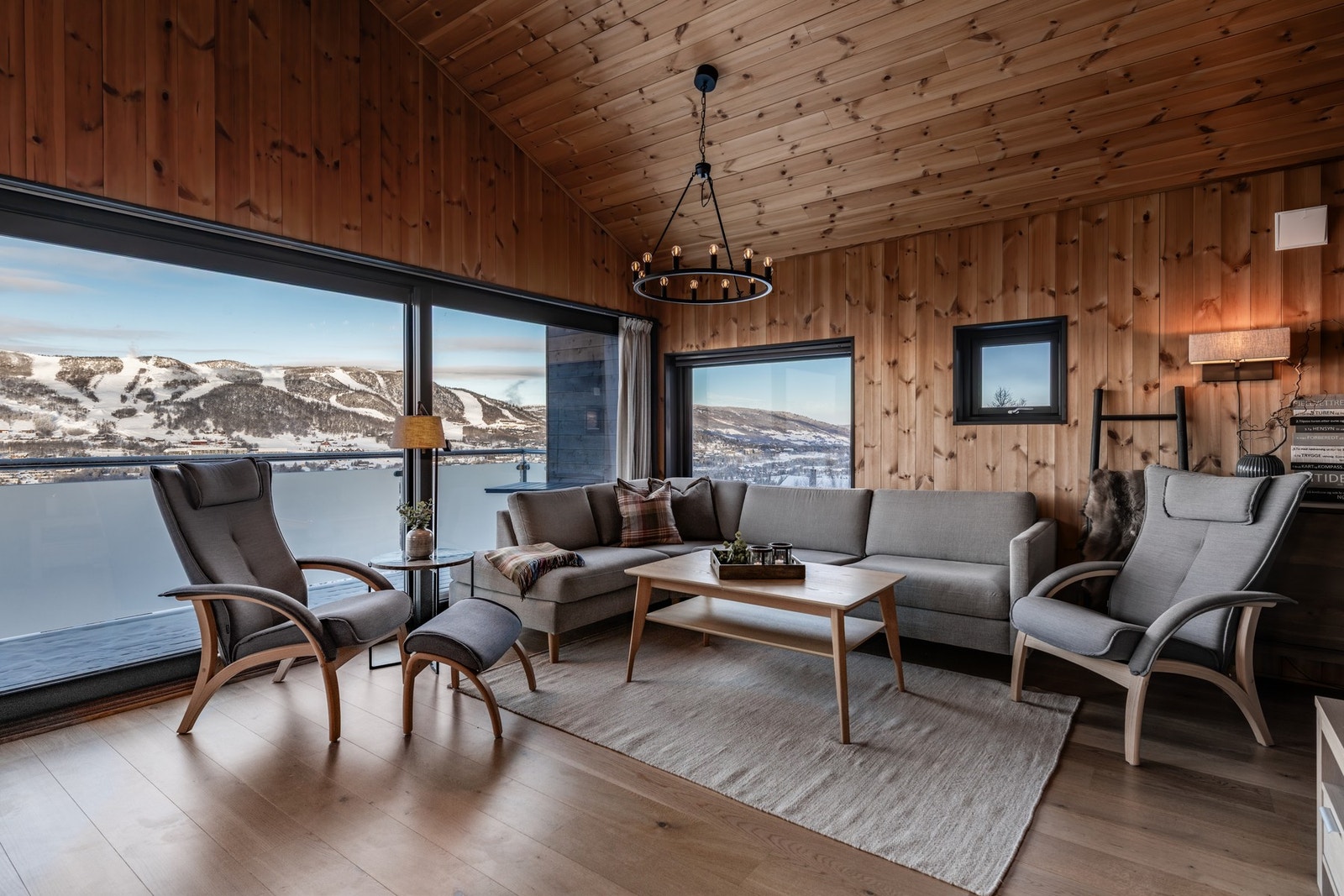 Hytten har en nydelig utsikt mot Hallingskarvet, Gullsteinhovda, Geilotoppen og hele sentrum Galleribilde