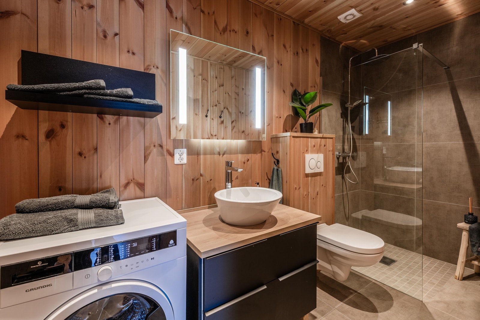 I underetasjen finner man et stort bad med opplegg for vaskemaskin Galleribilde