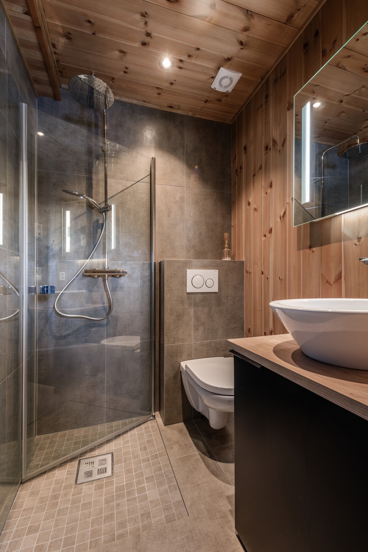 Flott bad med fliser og dusjhjørne Galleribilde