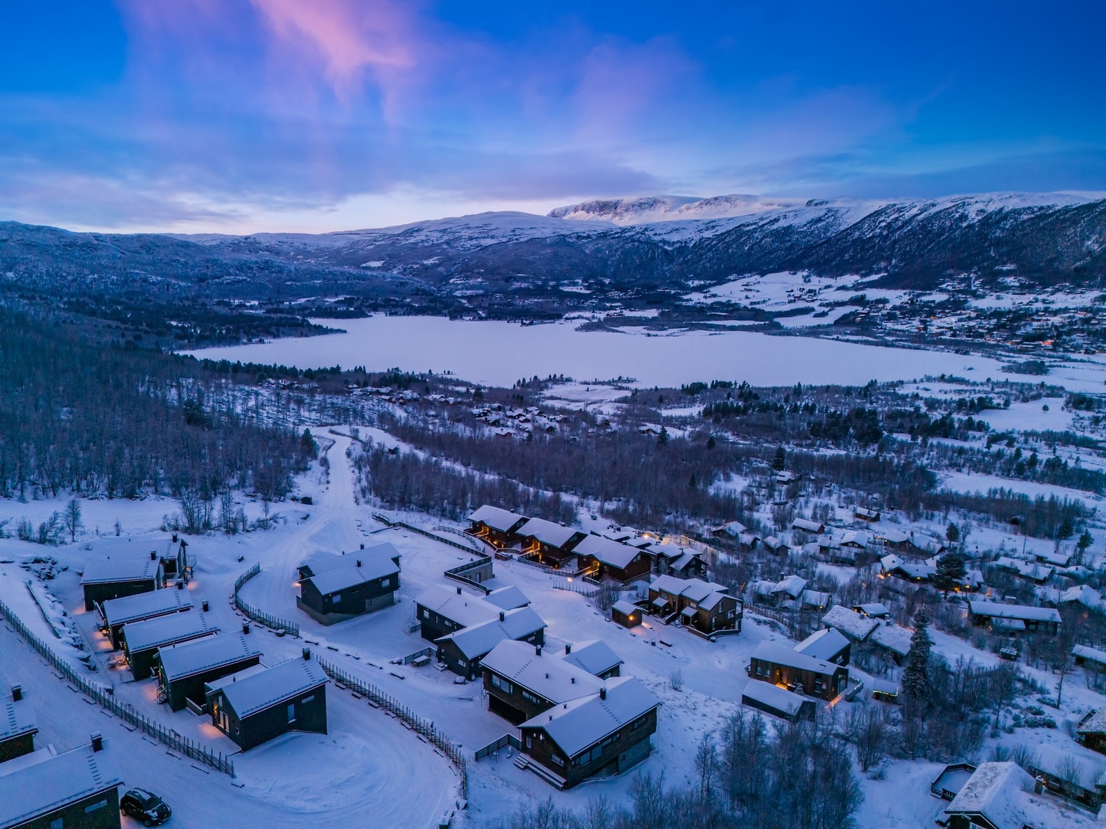 Uthusslåtta ligger i nærheten av Vestlia på Geilo, i et attraktivt hytteområde med turmuligheter, ski og fritidstilbud Galleribilde