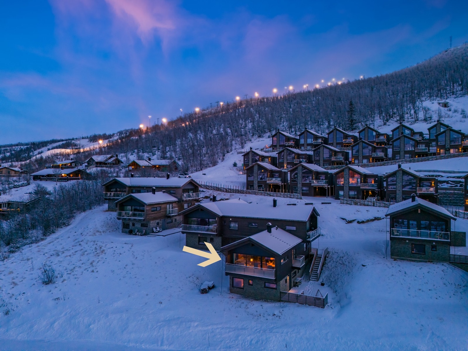 Eiendomsmegler MNEF Jannike Seljevoll Herleiksplass har gleden av å presentere Uthusslåtta 42b (Foto: Terje Bjørnsen) Galleribilde