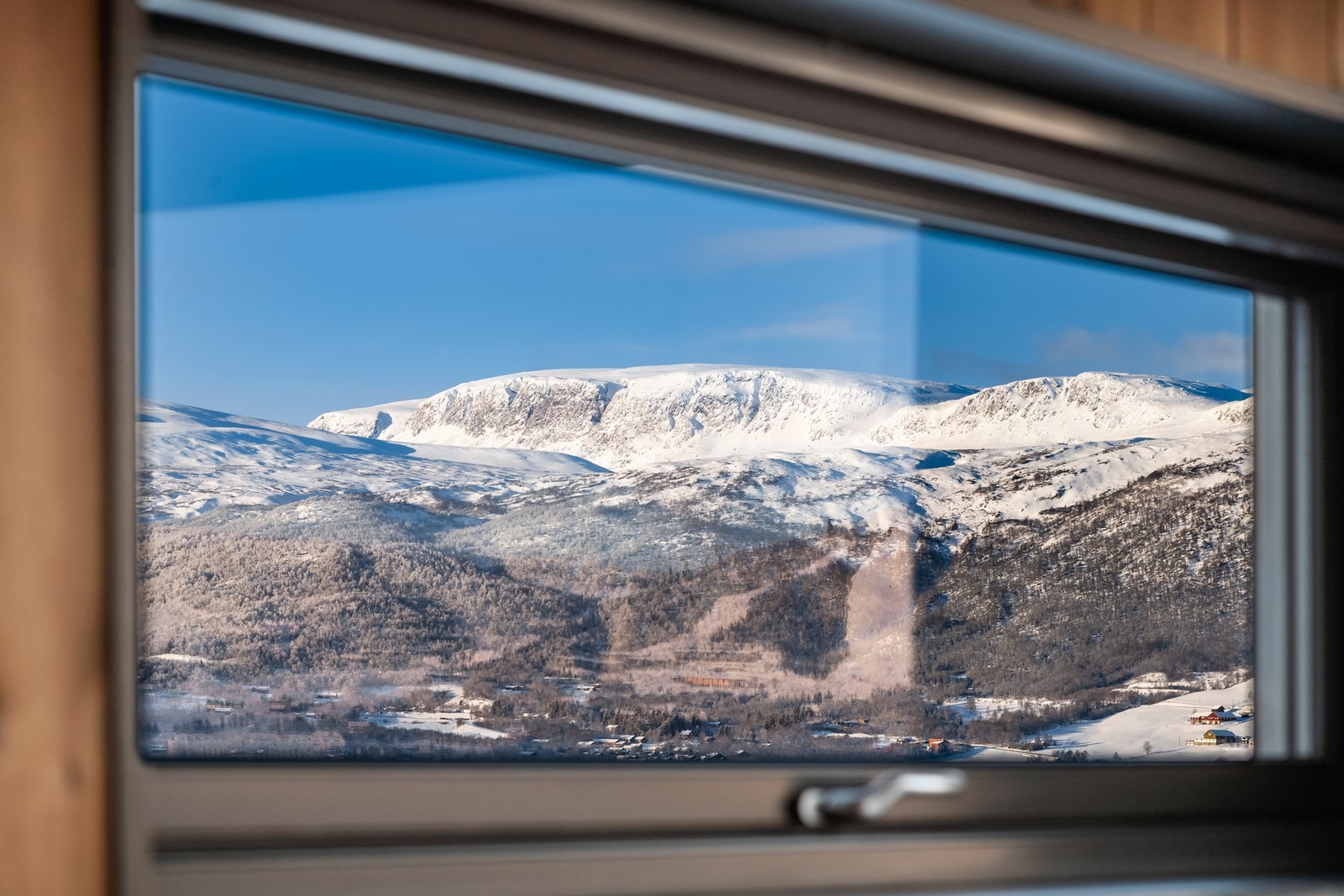 Utsikt som tar pusten fra deg - Hallingskarvet ruver majestetisk i horisonten og gir hytta en helt unik fjellramme, året rundt Galleribilde
