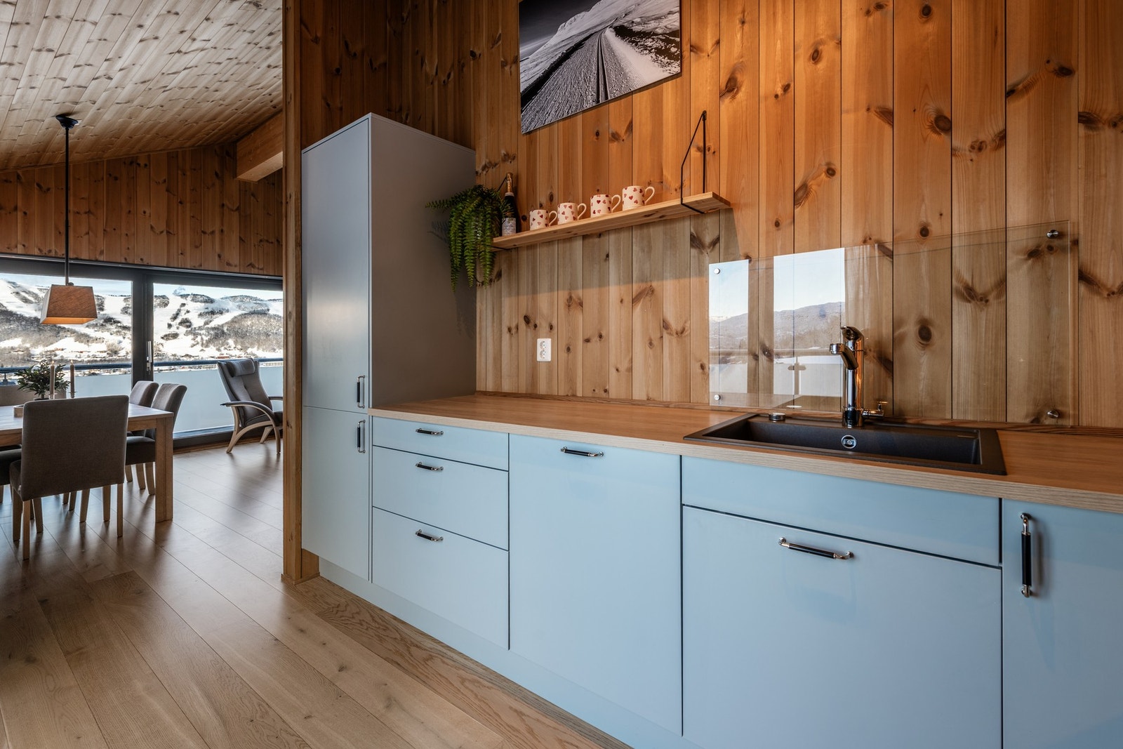 Velholdt hytte med kvalitet i materialvalg og gjennomført finish Galleribilde