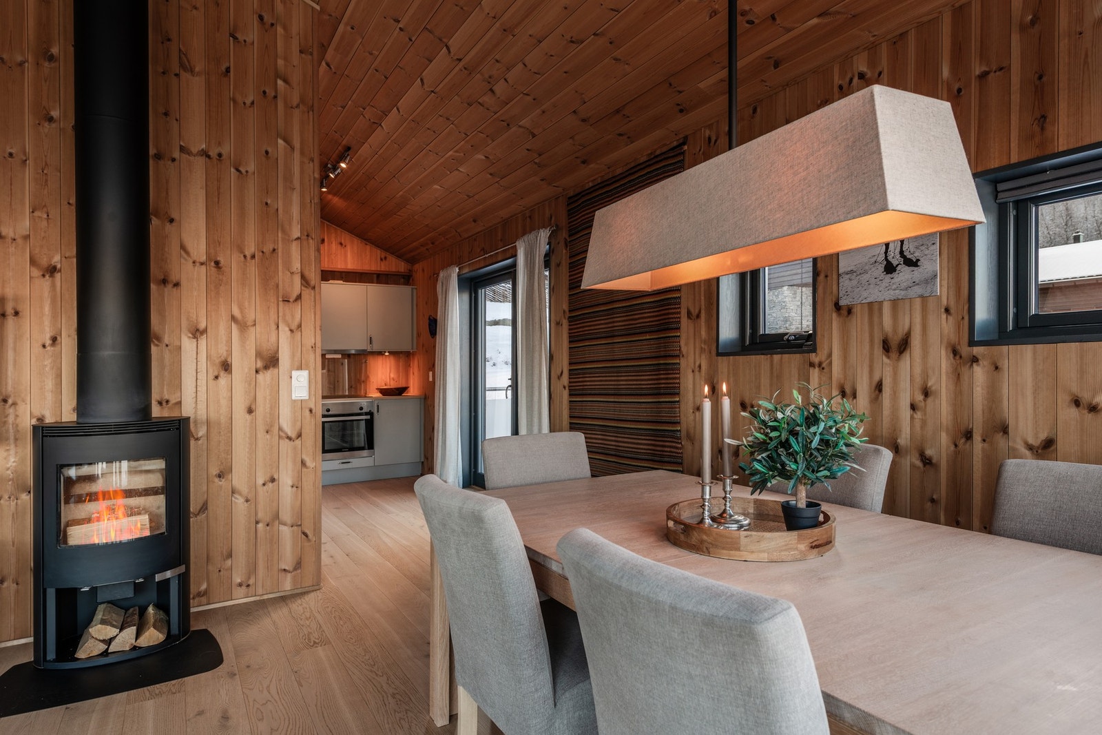 Åpent fra spisestuen inn mot kjøkkenet, perfekt for sosial kokkelering Galleribilde