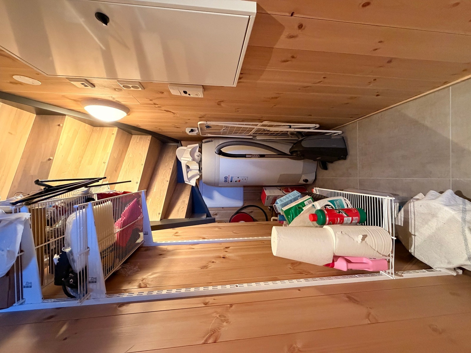 Under trappen har man en praktisk bod Galleribilde