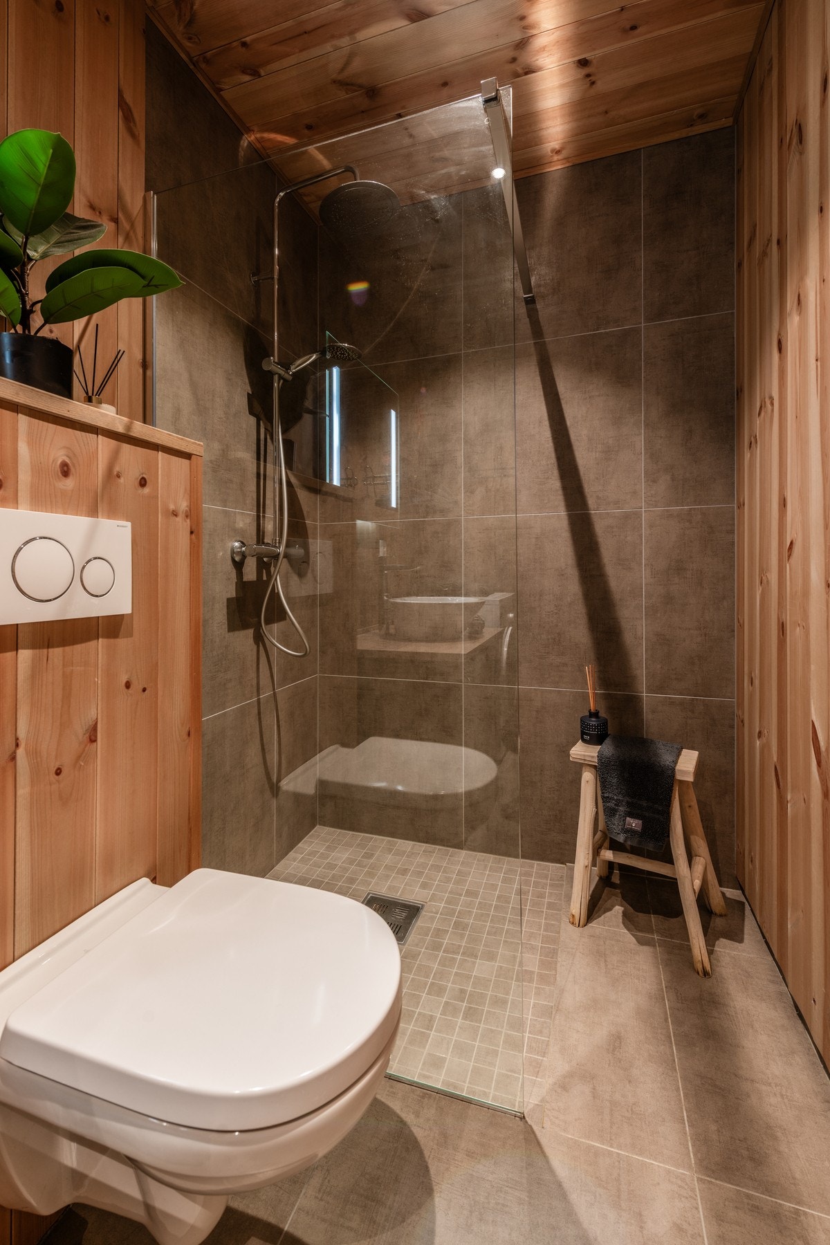 Kombinasjonen mellom panel og flis skaper en lun og varm følelse Galleribilde