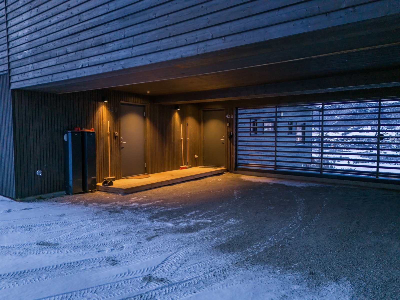 Egen parkering i carport med inngang til hytten Galleribilde