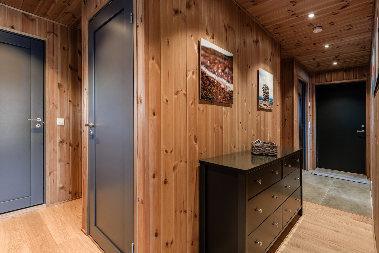 I underetasjen finner man tre soverom, bad og bod og utgang til markterrasse Galleribilde