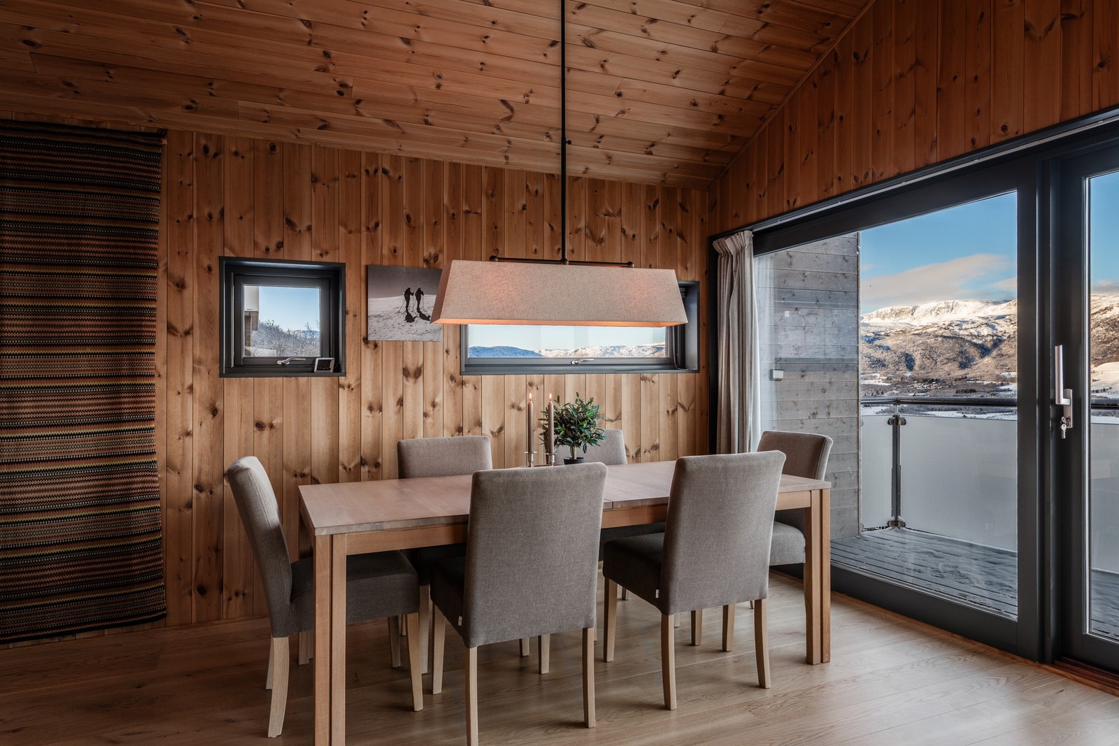 Flott spisestue som kan trekkes ut til flere gjester Galleribilde