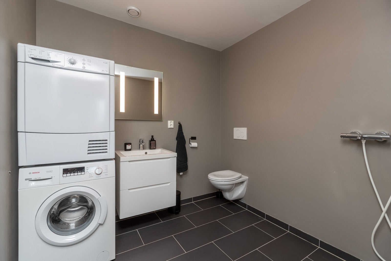 Vaskerom m/WC i 2. etg. Opplegg for dusj/badekar, men ikke godkjent overflatebehandling til slik bruk. Galleribilde