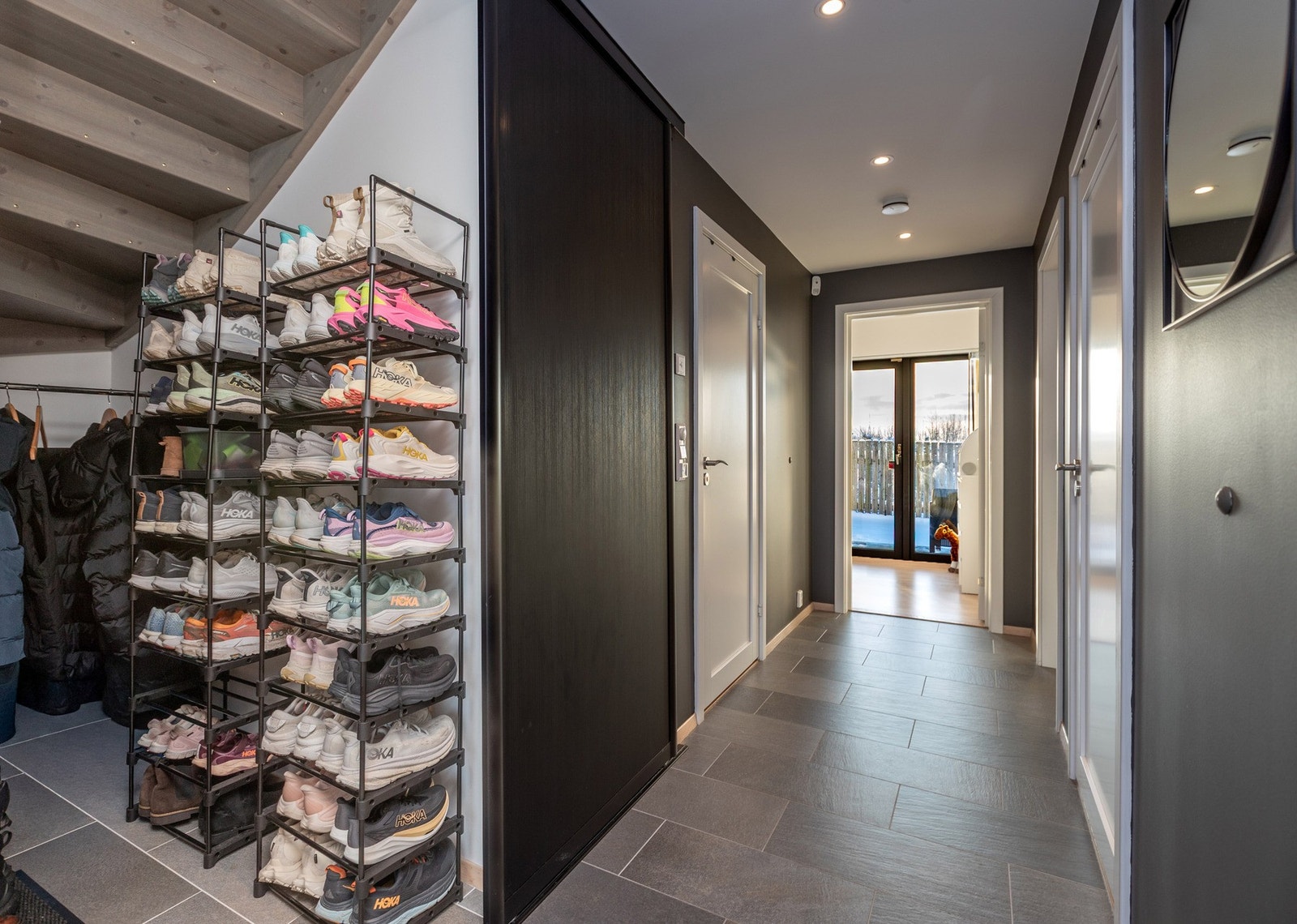 Flislagt gang med gjennomlys - og garderobe med skyvedør. Galleribilde