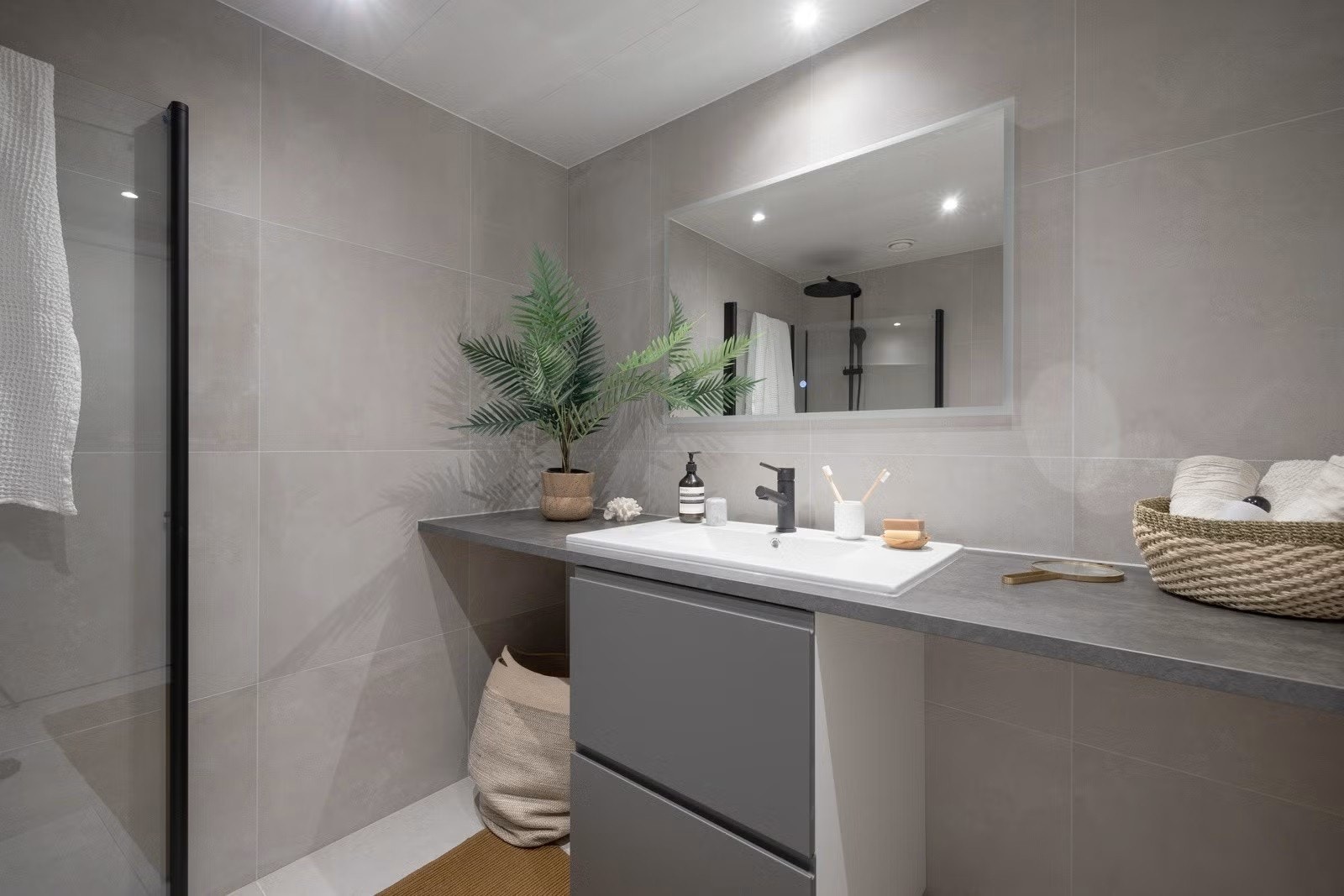 Lekkert og moderne baderom fra byggeår og senere modernisert i 2024. Galleribilde